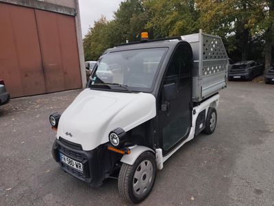 un petit camion garé sur un parking