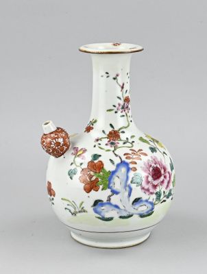 un vase blanc orné d'un motif floral