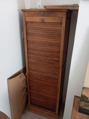 un grand meuble en bois surmonté d'un miroir