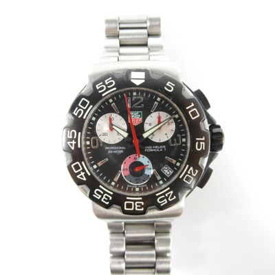 gros plan d'une montre sur une surface blanche