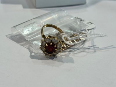 une bague en or sertie d'un grenat