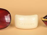 trois types différents de flacons de parfum posés sur une table