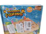 une boîte contenant des jouets de pêche en bois qui se trouve dans la boîte