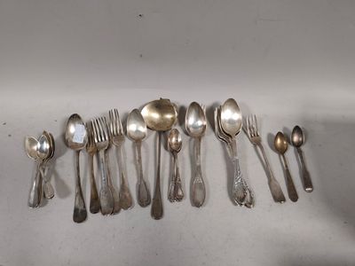 beaucoup de cuillères en argent et de cuillères sur la table