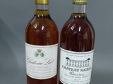 deux bouteilles de vin posées l'une à côté de l'autre sur une table