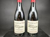 deux bouteilles de vin rouge posées sur une boîte noire