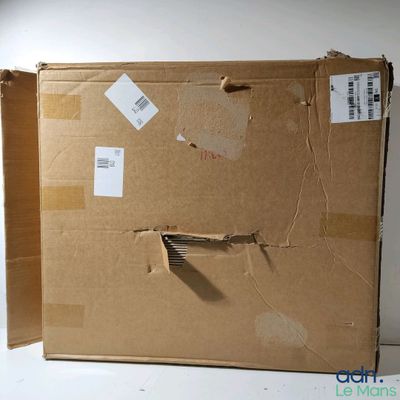 une boîte en carton sur laquelle sont collés quelques autocollants