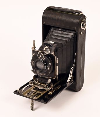 une vieille photo représentant un appareil photo ancien sur fond blanc