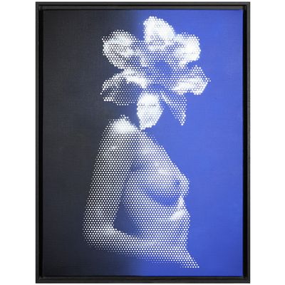 une photo en noir et blanc d'une femme avec une fleur dans les cheveux
