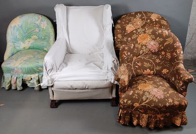 Un lot comprenant : Une fausse paire de fauteuils crapaud, g…