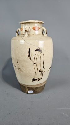 un vase orné d'un dessin sur un fond gris