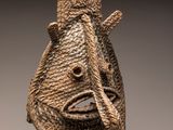 gros plan d'une sculpture de visage sur un socle