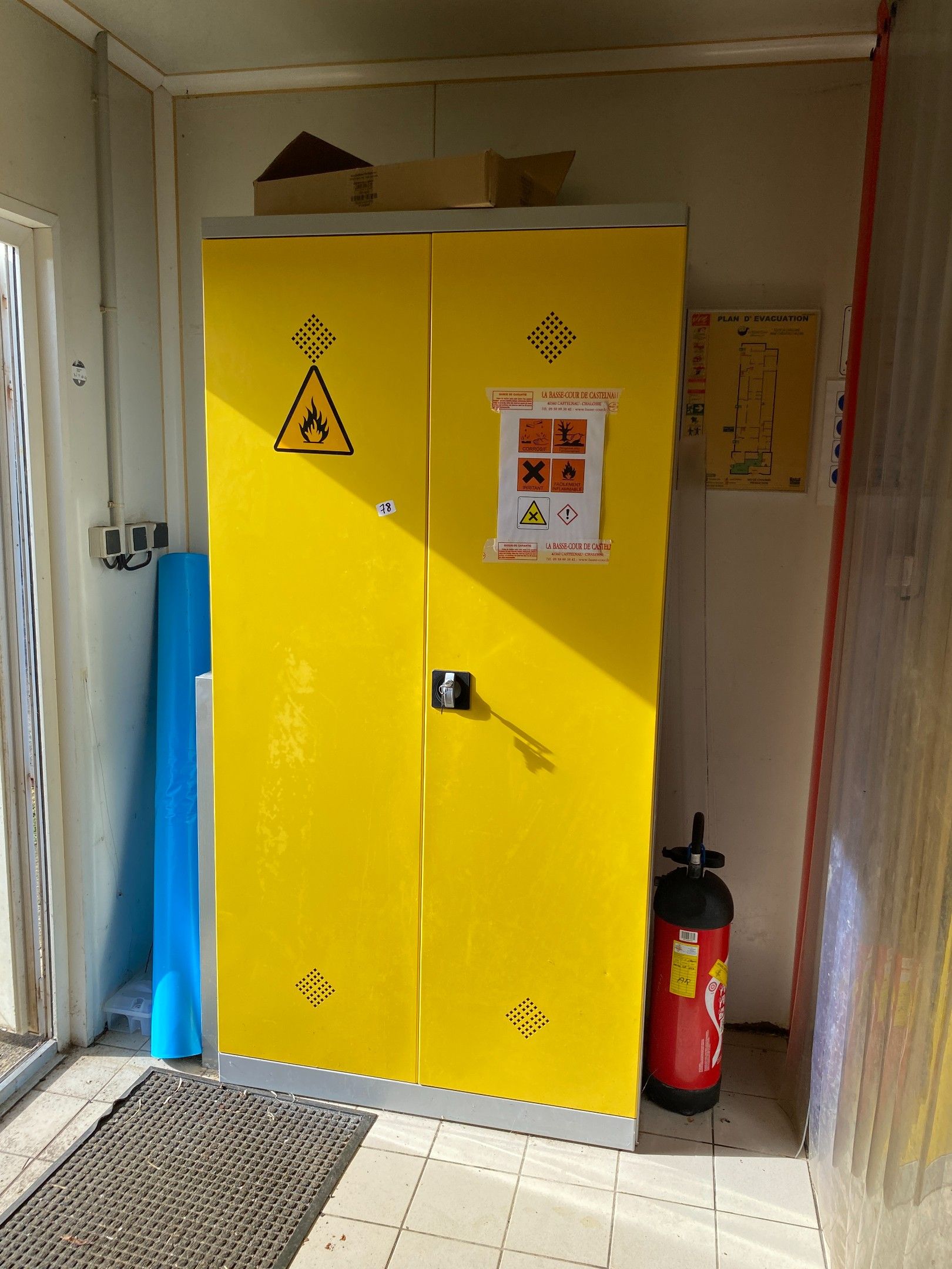 Une armoire de sécurité à deux portes