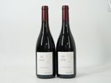 deux bouteilles de vin posées l'une à côté de l'autre sur une table