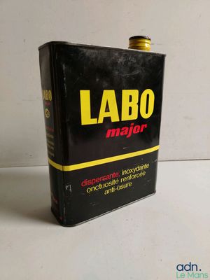 une photo d'un flacon de Labo Major posé sur une table