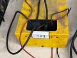 un boîtier jaune auquel sont raccordés quelques fils