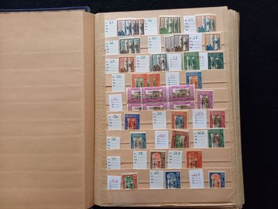 un livre avec beaucoup de timbres
