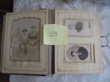 une photo d'un livre avec des photos de personnes dessus