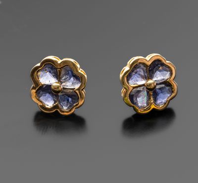 une paire de boucles d'oreilles en forme de fleur, en tanzanite et diamants