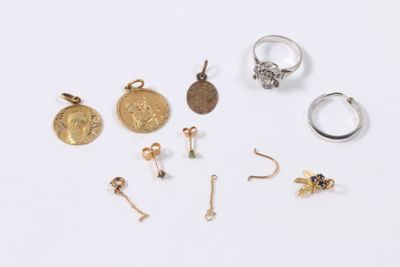 Plusieurs bagues et boucles d'oreilles sont disposées sur une surface blanche