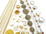 un assortiment de bijoux comprenant des bagues, des bracelets, des bagues et des colliers