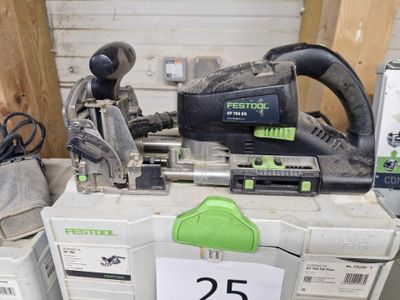 une photo montrant plusieurs outils posés sur une table