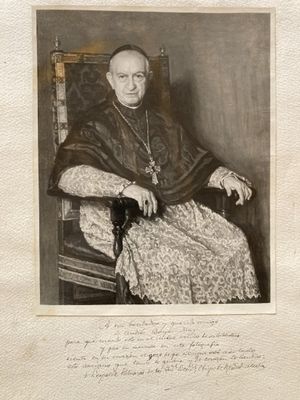 une vieille photo en noir et blanc d'un homme assis sur une chaise