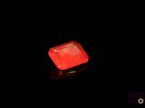 l'image d'un diamant rouge brillant dans l'obscurité