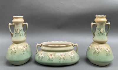 trois vases posés l'un à côté de l'autre sur une table
