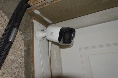 une photo d'une caméra fixée sur le côté d'une porte