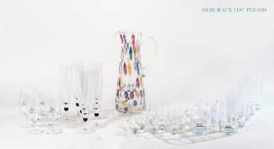 plusieurs verres et un pichet sur la table