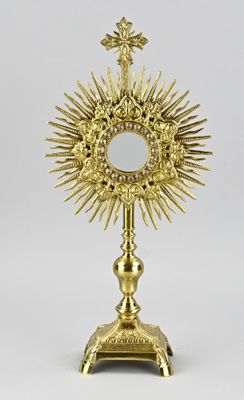 un crucifix plaqué or surmonté d'une croix