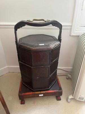 une valise posée sur un chariot dans une pièce