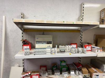 beaucoup d'articles sur les étagères du magasin