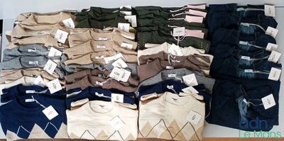 de nombreuses paires de vêtements pour hommes exposées dans un magasin