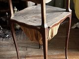 une petite table en bois sur laquelle est posé un panier