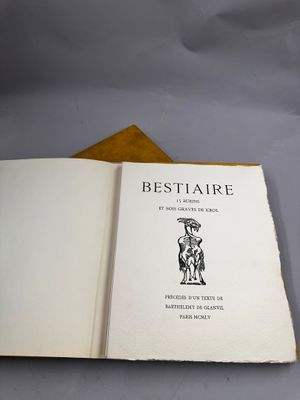 un livre ouvert posé sur une table à côté d'une tasse de café