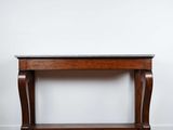 une table en bois avec un plateau en marbre, posée sur un parquet en bois massif