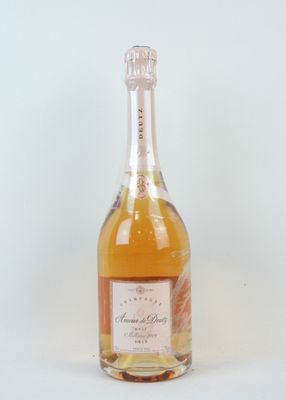 une bouteille de vin posée sur une table