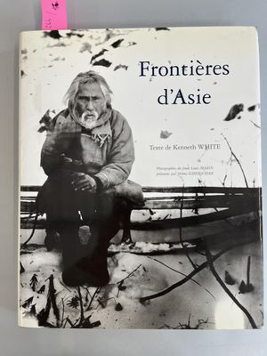 un livre sur lequel figure la photo d'un homme assis sur un banc