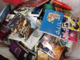 une pile de livres dans un sac posé par terre