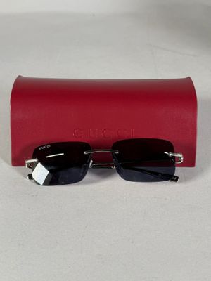 une paire de lunettes de soleil posée sur un étui rouge