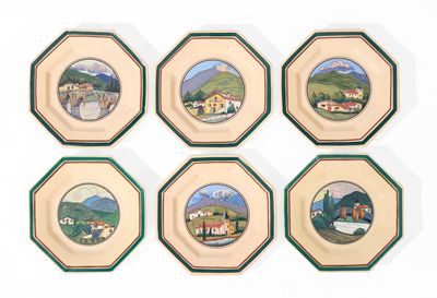 six assiettes ornées d'une image représentant un village sur un fond blanc