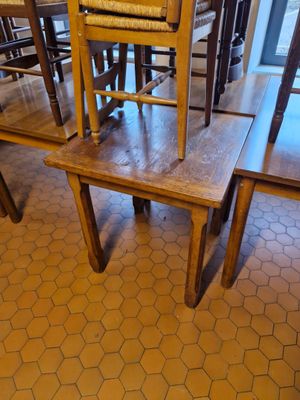 Neuf tables carrées en bois DOSSIER 3 : CREPERIE