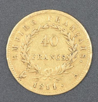 Gros plan sur une pièce d'or ornée d'une couronne.