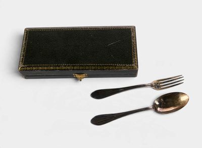deux fourchettes et une cuillère posées à côté d'une boîte