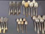 beaucoup de cuillères et de fourchettes en argent sur la table