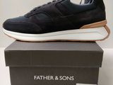 une paire de baskets noires posée sur une boîte