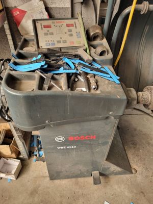 une machine qui se trouve dans un garage rempli d'outils