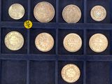 beaucoup de pièces de monnaie qui se trouvent dans une boîte